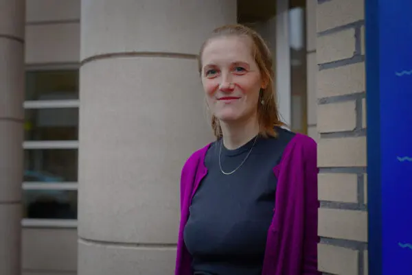 Sophie Kloos in front of The Humanity Hub