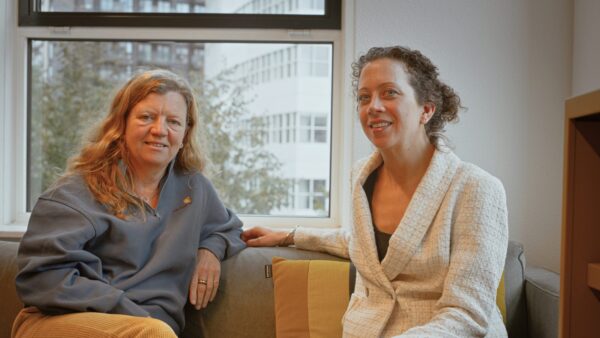 Jennifer and Eveline sitting on the couch at The Hague Humanity Hub.